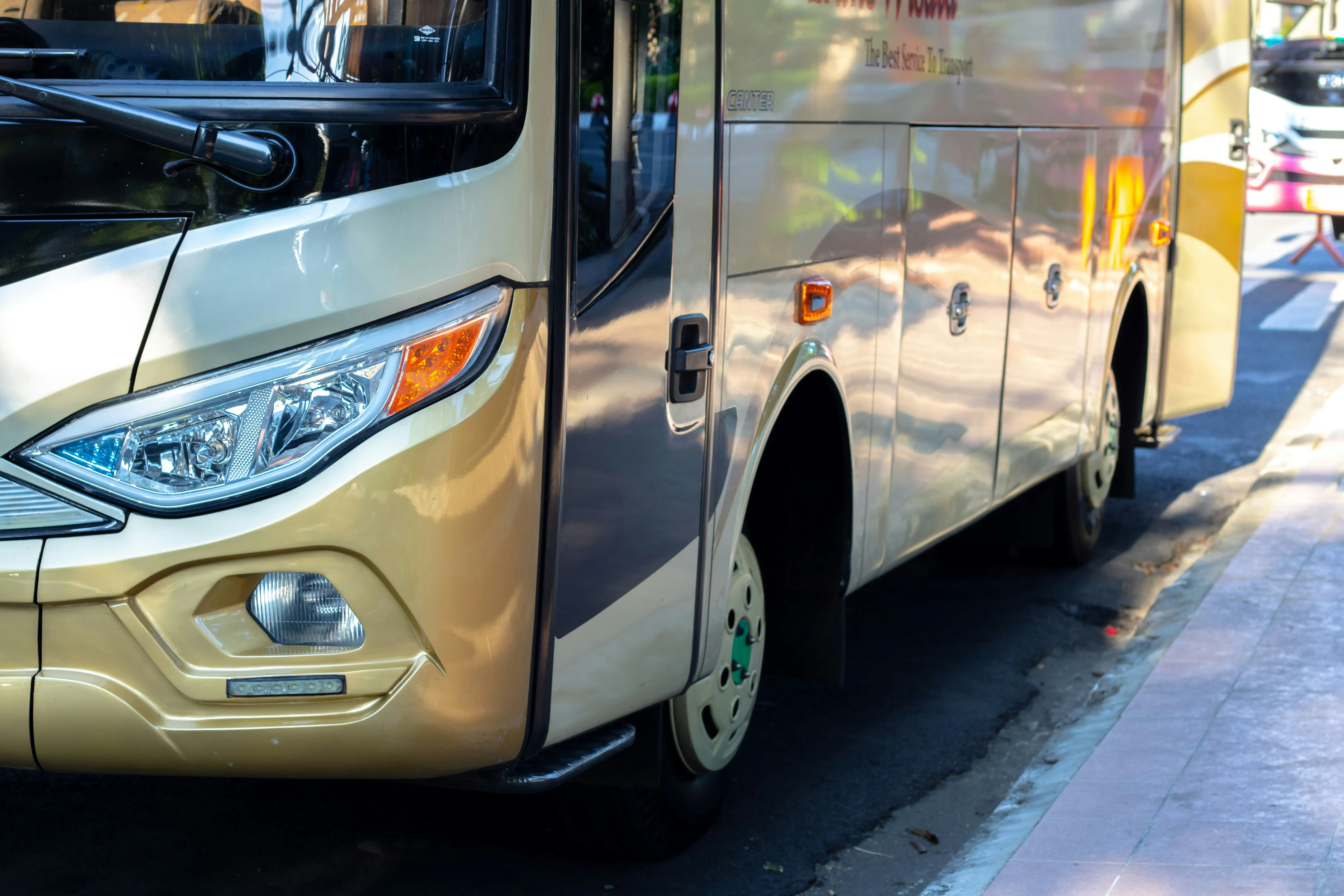 Personnes marchant dans une rue en ville près d'un bus