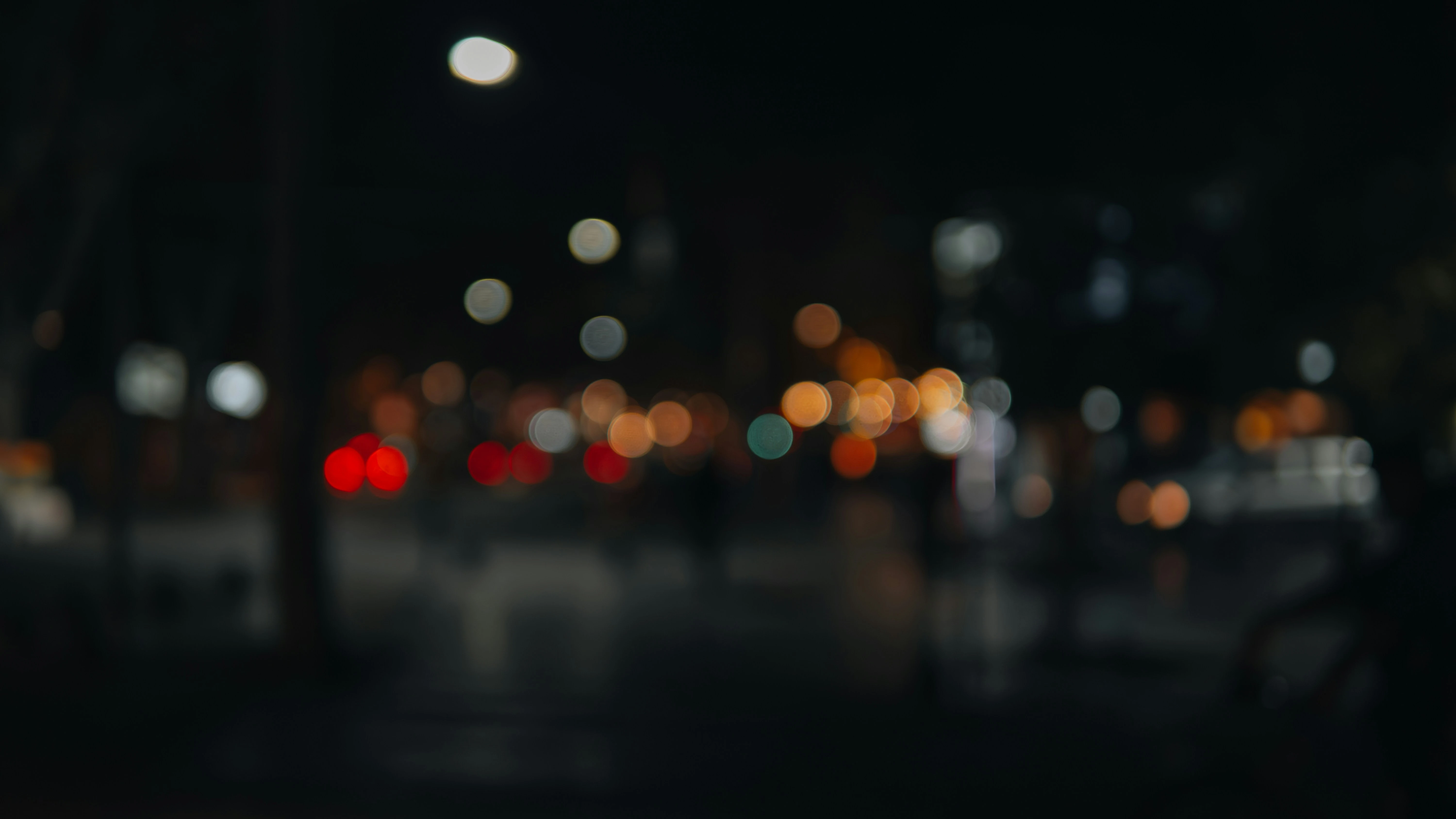 Lumières de la ville la nuit en bokeh depuis une voiture
