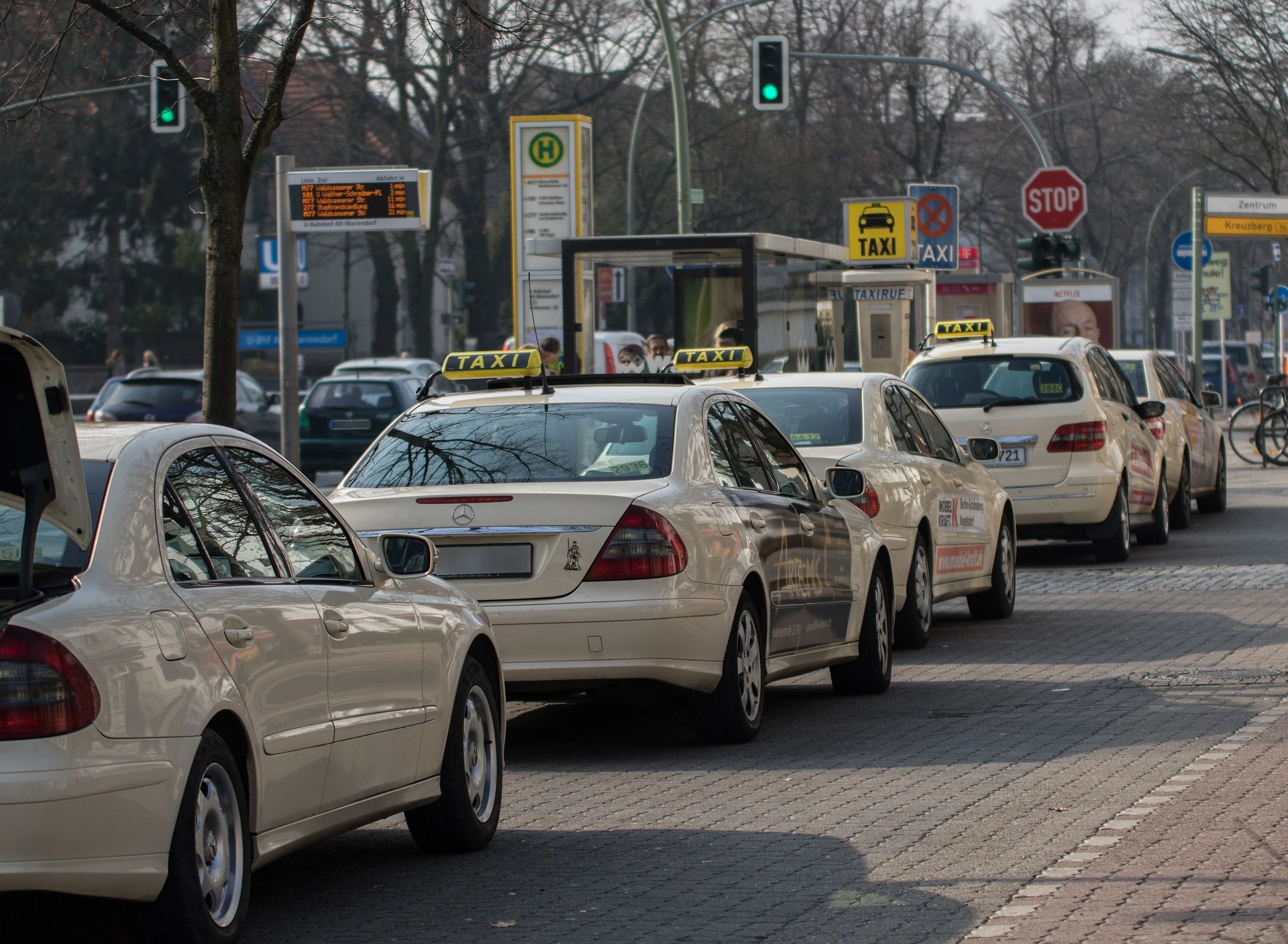 Taxi jaune roulant dans les rues d'une ville
