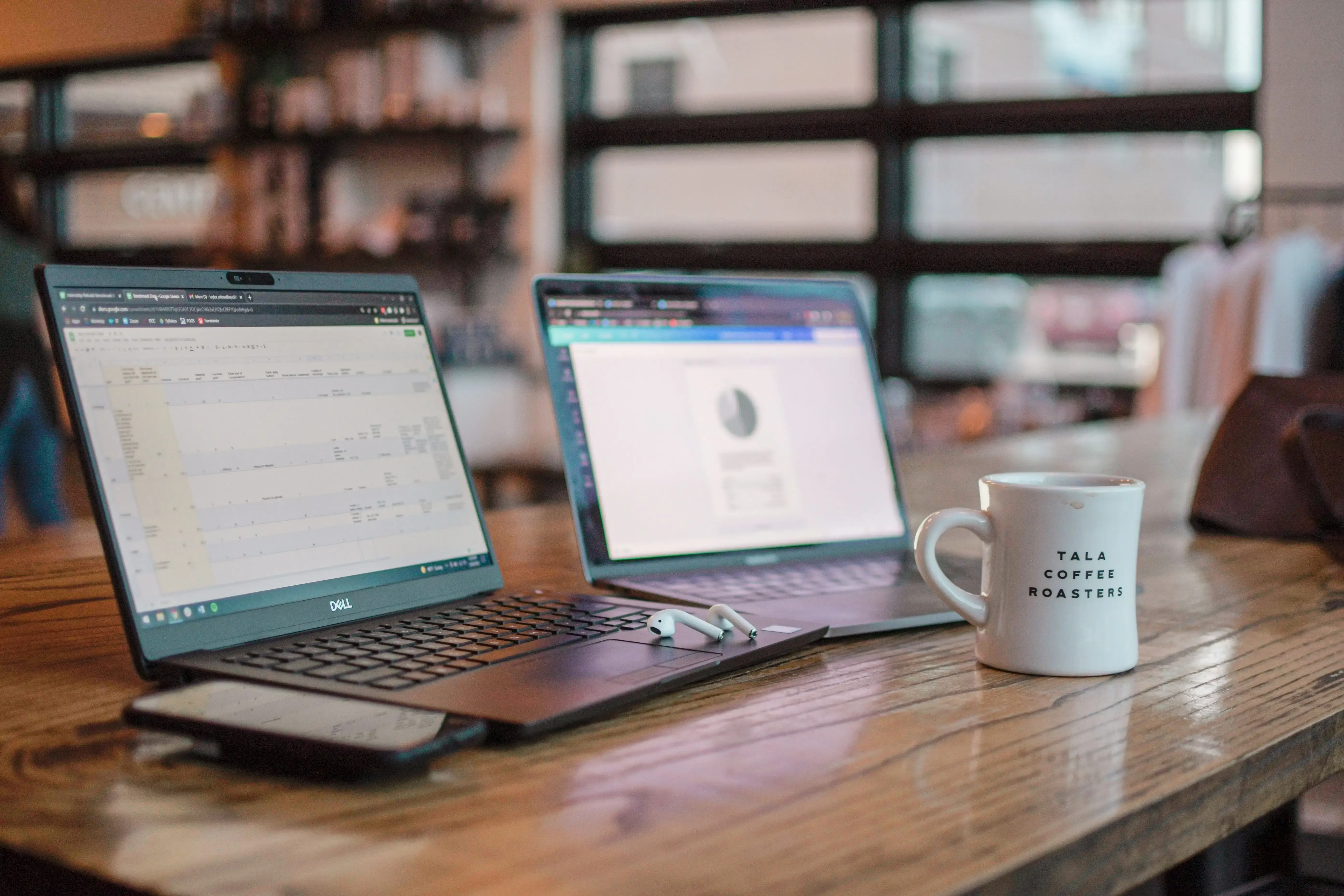 Groupe de personnes utilisant un laptop, cherchant des informations