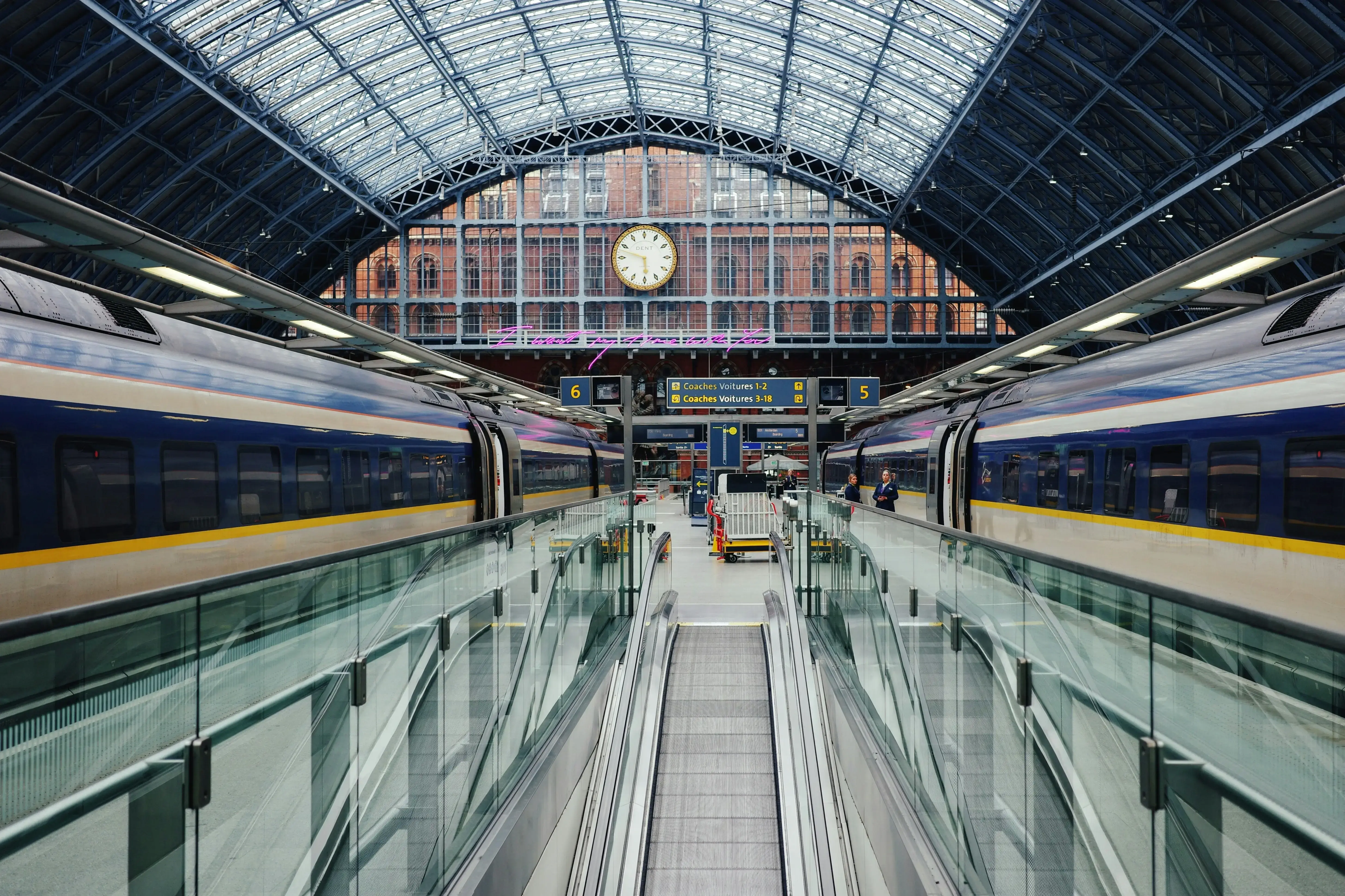Train entrant en gare sur un quai