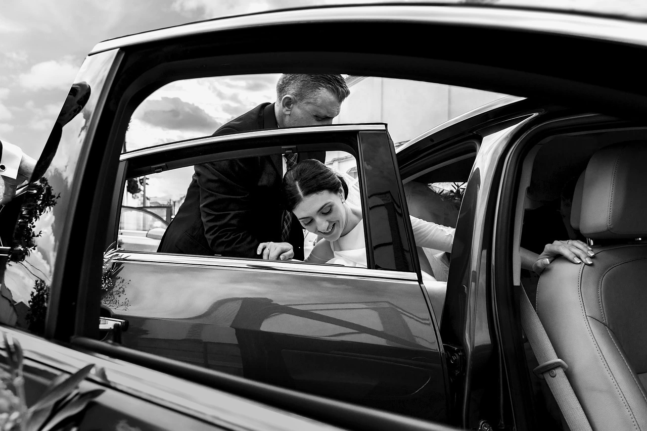 Voiture de mariage décorée avec un bouquet de fleurs